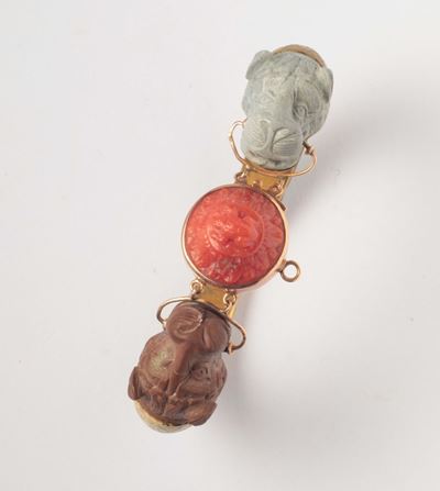 Raro Bracciale in Calcedonio Tinto (pietra Lavica) e Motivo Centrale in Corallo Raffigurante Rana...