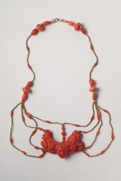 Girocollo in Corallo con Figura Centrale Raffigurante una Baccante