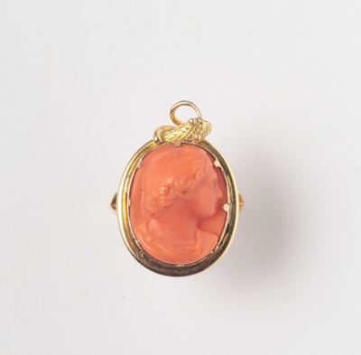 Anello con Cammeo Raffigurante Profilo Femminile Contornato da un Serpente