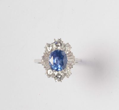 Anello con Zaffiro Centrale Ceylon di Ct 4,00 e Diamanti a Contorno