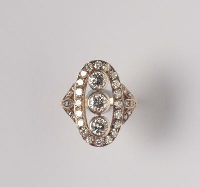 Anello con Tre Diamanti Centrali e Diamanti a Contorno