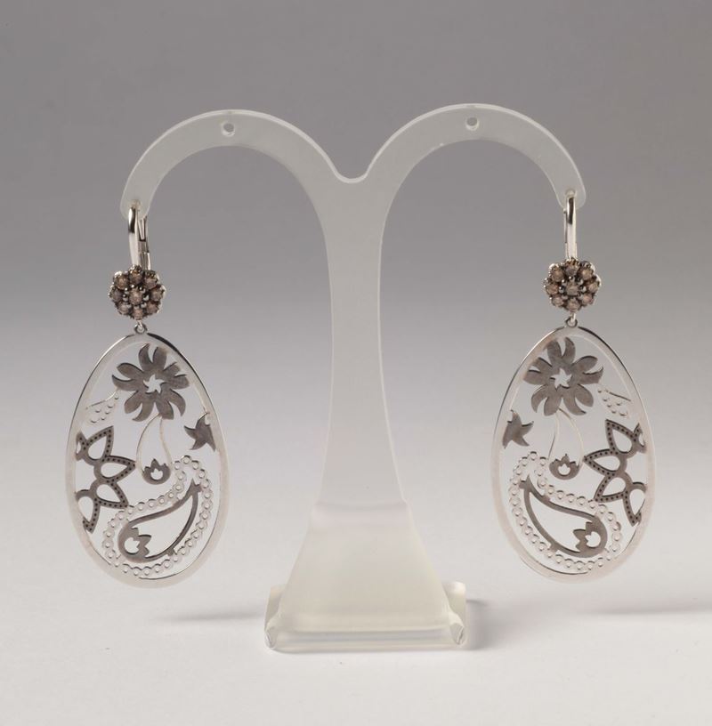 A pair of brown and white diamond openwork earpendants  - Auction Silver, Ancient and Contemporary Jewels - Cambi Casa d'Aste