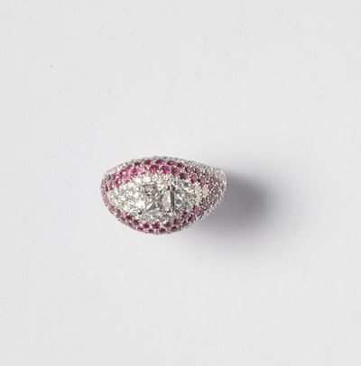 Anello con Diamante Taglio Princess Incastonato in un Pavé di Diamanti e Rubini