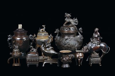 Insieme di Incensieri, Vasi e Sculture in Bronzo, Giappone, Periodo Meji (1868-1912)