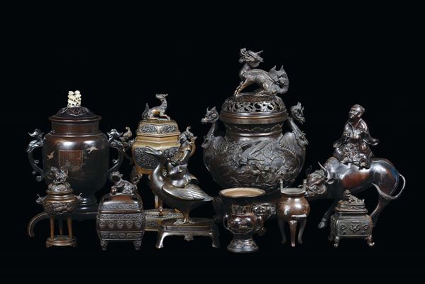 Insieme di incensieri, vasi e sculture in bronzo, Giappone, Periodo Meji (1868-1912)