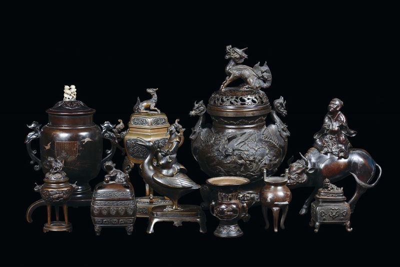 Insieme di incensieri, vasi e sculture in bronzo, Giappone, Periodo Meji (1868-1912)  - Asta Fine Chinese Works of Art - Cambi Casa d'Aste