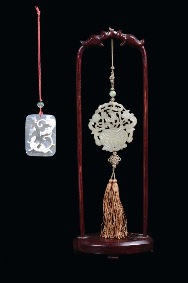 Insieme di due pendenti uno in  giada e uno in agata di cui uno con supporto in legno, Cina, Dinastia Qing, XIX secolo