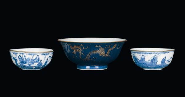 Coppa in porcellana con dragone su fondo blu e due più piccole decorate bianche e  blu con figure, Cina, Dinastia Qing, XIX secolo