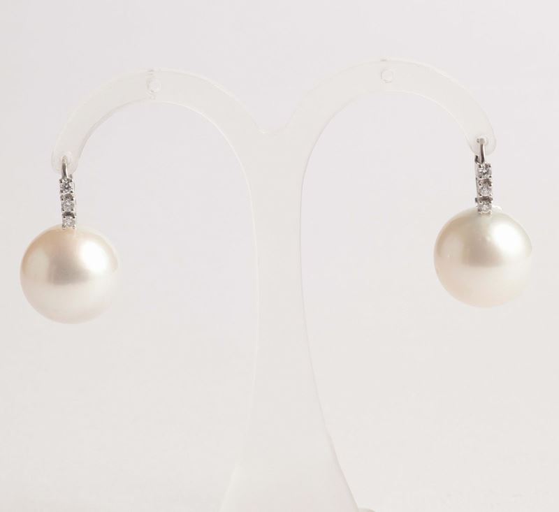 A pair of cultured pearl and diamond earrings  - Auction Silver, Ancient and Contemporary Jewels - Cambi Casa d'Aste