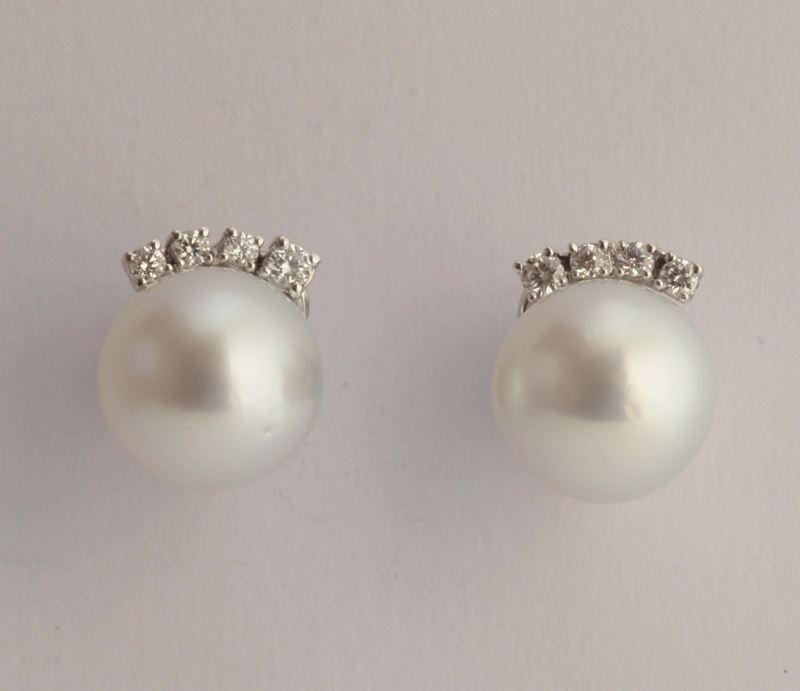 A pair of cultured pearl with a four diamonds earrings  - Auction Silver, Ancient and Contemporary Jewels - Cambi Casa d'Aste