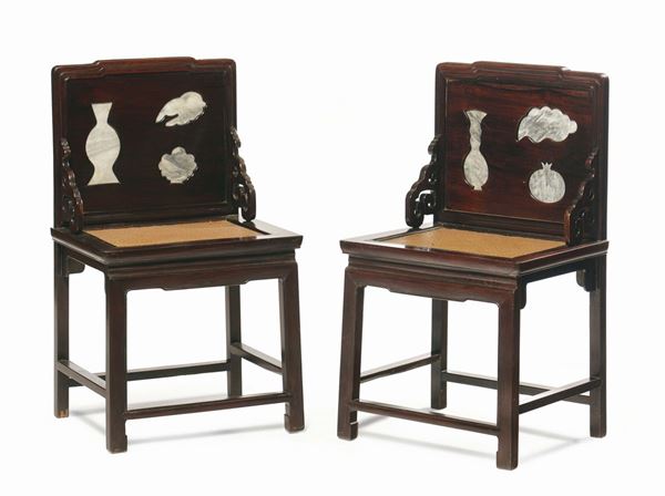 Coppia di seggiole con braccioli in legno di Homu intagliate con inserti in marmo, Cina, Dinastia Qing, XIX secolo