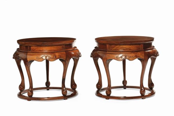 Coppia di sgabellii intagliati in legno Huanghuali, Cina,  XX secolo