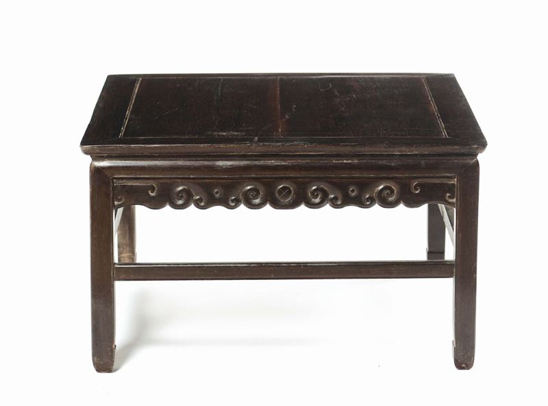 A short Homu wood table, China, Qing Dynasty, 19th century  - Auction Fine Chinese Works of Art - Cambi Casa d'Aste