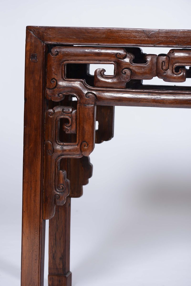 Console in Legno di Olmo con Intagli, Cina, Dinastia Qing, XIX Secolo