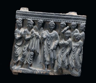 Frammento di Bassorilievo in Pietra con Gruppo di Figure, Ghandara, II-III Secolo