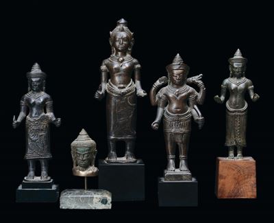 Insieme di Quattro Sculture in Bronzo Raffiguranti Divinità Buddiste e una Testina in Bronzo, Ind...