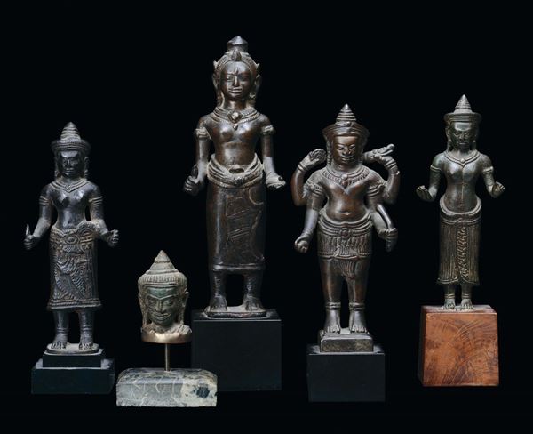 Insieme di quattro sculture in bronzo raffiguranti divinità buddiste e una testina in bronzo, Indocina, XV-XVIII secolo