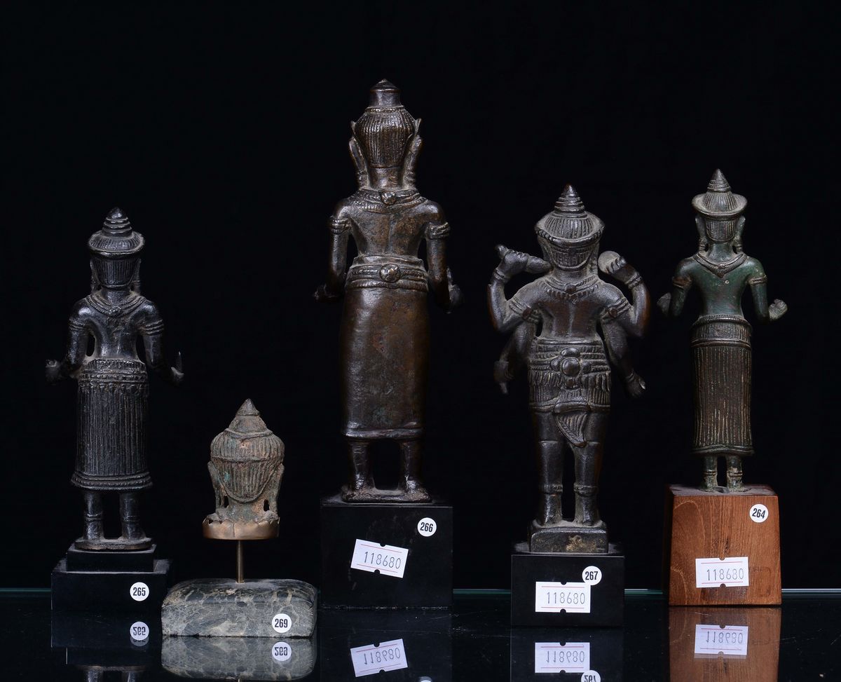 Insieme di Quattro Sculture in Bronzo Raffiguranti Divinità Buddiste e una Testina in Bronzo, Ind...