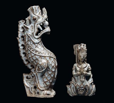 Dragone e Figura in Preghiera su Fiore di Loto in Ceramica Smaltata nei Toni Dell'azzurro, Indoci...