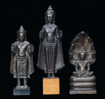 Insieme di Tre Sculture in Bronzo Raffiguranti Divinità Buddiste, Thailandia, XVIII Secolo