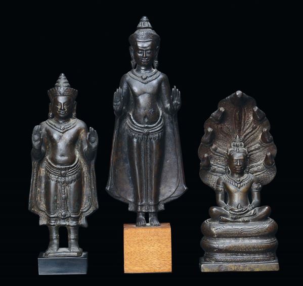 Insieme di tre sculture in bronzo raffiguranti divinità buddiste, Thailandia, XVIII secolo