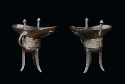 Coppia di Coppe Arcaiche in Bronzo, Cina, Dinastia Qing, Marca e del Periodo Qianlong (1736-1795)