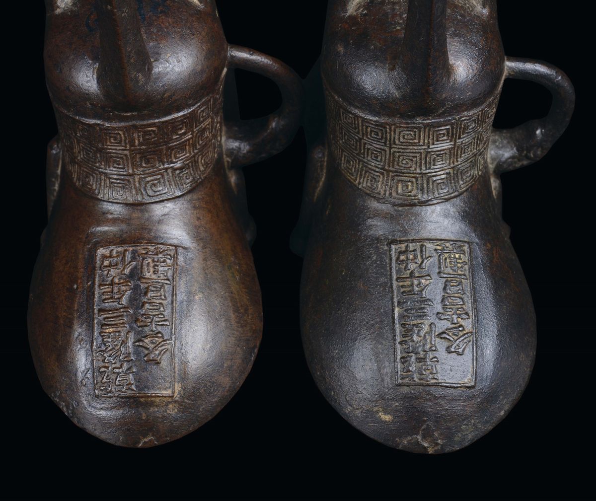 Coppia di Coppe Arcaiche in Bronzo, Cina, Dinastia Qing, Marca e del Periodo Qianlong (1736-1795)