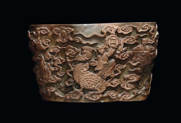 Vaso in ceramica monocroma con decori a rilievo raffiguranti figure con nuvole, Cina XIX secolo