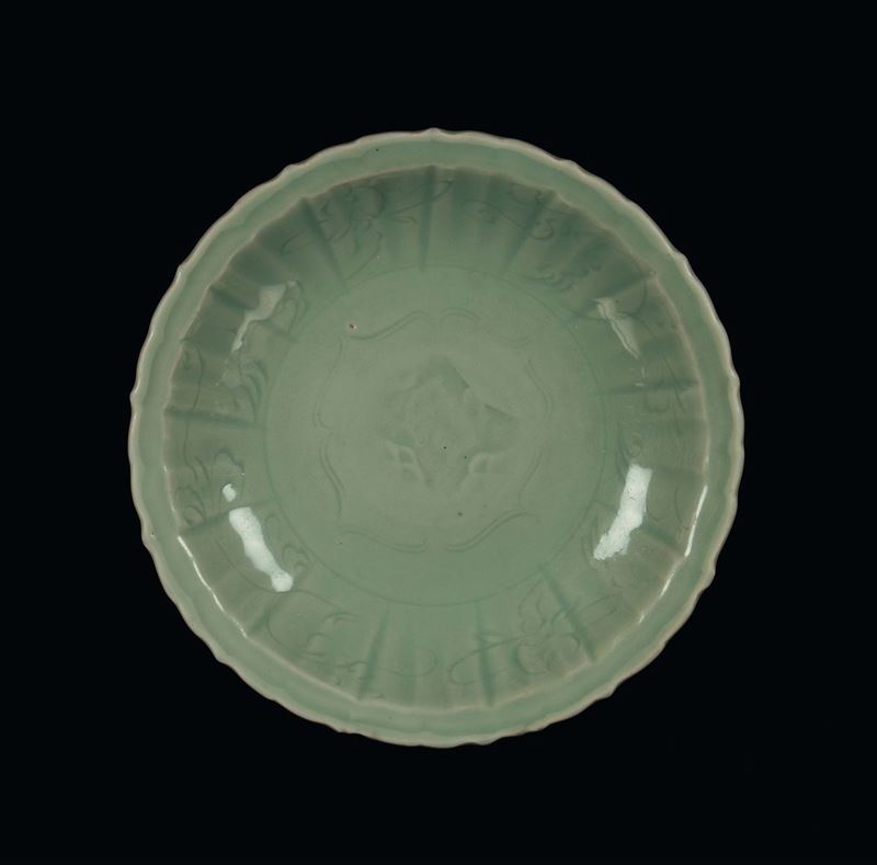 Piatto in porcellana Longquan celadon, Cina, Dinastia Yuan (1279-1368)  - Asta Fine Chinese Works of Art - Cambi Casa d'Aste
