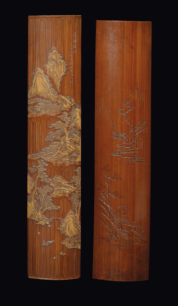 Coppia di placche in bambù finemente intagliate e firmate, a soggetto di paesaggio Cina, Dinastia Qing, Periodo Qianlong (1736-1795)