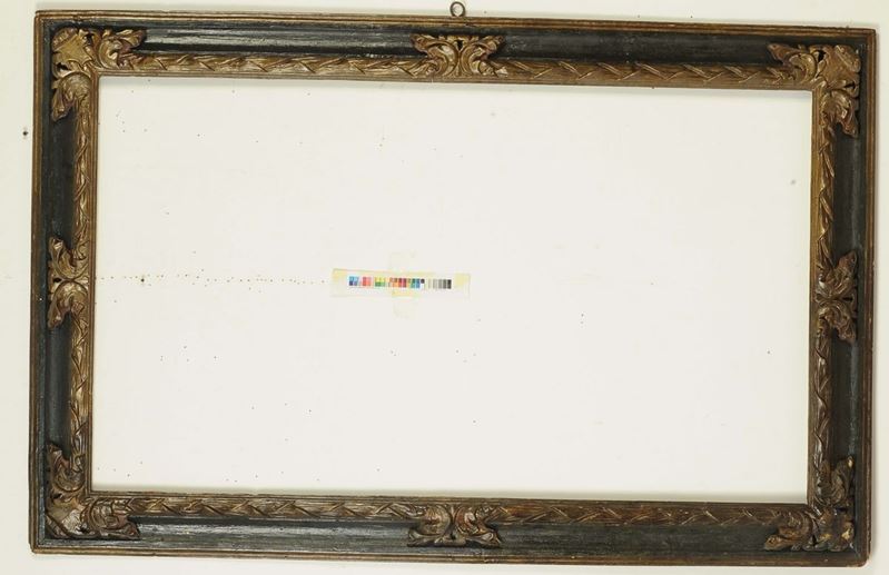 Cornice in legno intagliato, laccato e argentato a mecca, Marche XVII secolo  - Auction Antique Frames from 16th to 19th century - Cambi Casa d'Aste