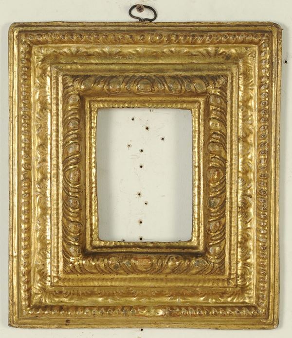 Cornice in papier mache interamente dorata. Piemonte XVIII secolo