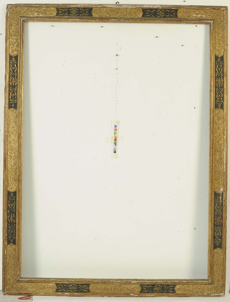 Grande cornice in legno e pastiglia dorata con racemi su fondo scuro. XIX secolo  - Auction Antique Frames from 16th to 19th century - Cambi Casa d'Aste