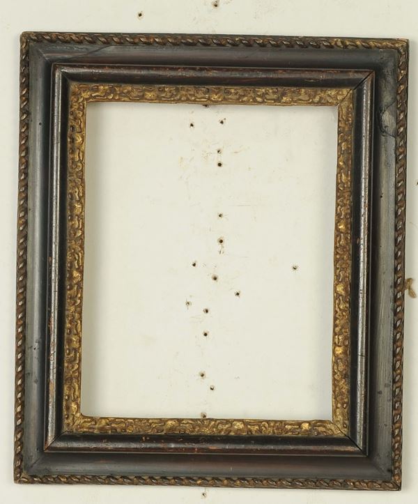 Cornice nera con intagli dorati. Italia Centrale XVIII secolo