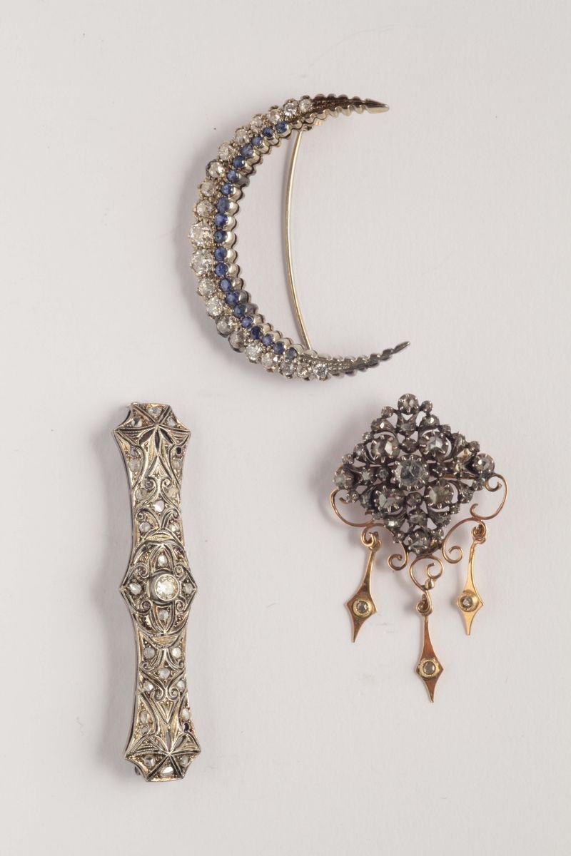 A three diamond, sapphire, silver and gold brooch  - Auction Silver, Ancient and Contemporary Jewels - Cambi Casa d'Aste