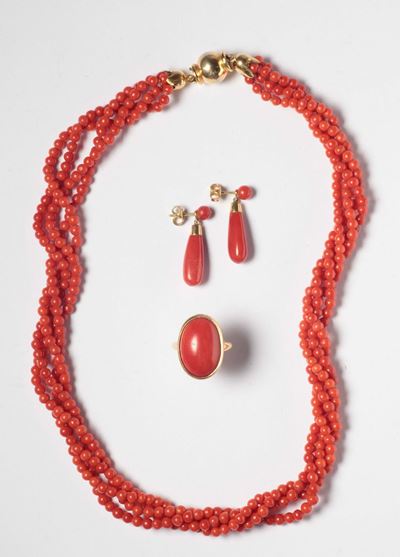 Lotto Composto da Collana, Orecchini ed Anello in Corallo Mediterraneo