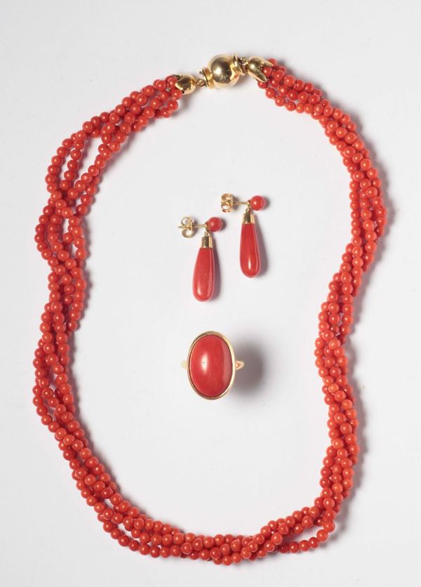 Lotto composto da collana, orecchini ed anello in corallo mediterraneo