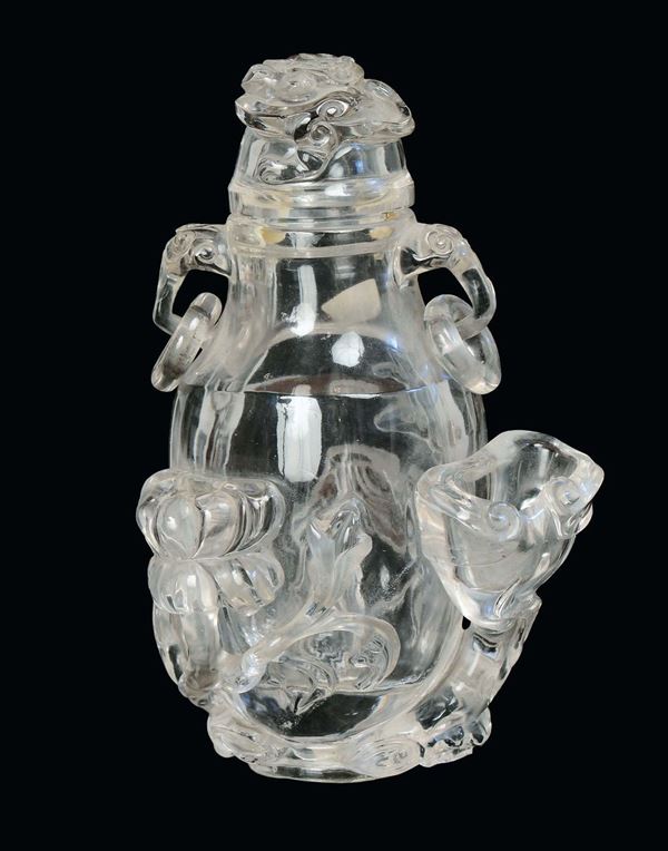 Vaso in cristallo di rocca scolpito con soggetto naturalistico, Cina, Dinastia Qing, XIX secolo