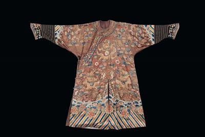 Abito di Seta Ricamato con Fili D'oro con Raffigurazione di Dragoni, Cina, Dinastia Qing, Inizio ...