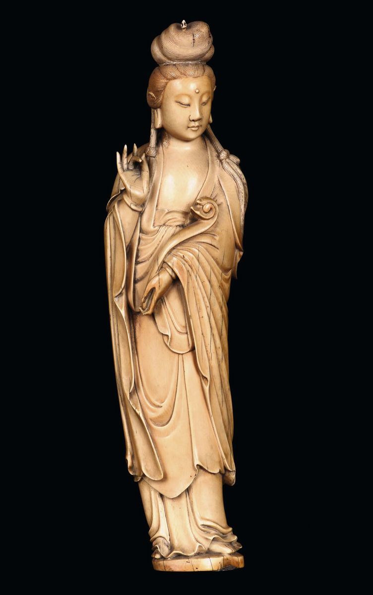Figura femminile in avorio con scettro, Cina XX secolo  - Asta Fine Chinese Works of Art - Cambi Casa d'Aste
