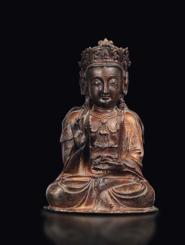 Grande figura di Buddha in bronzo laccata e dorata, Cina, Dinastia Ming, XVII secolo