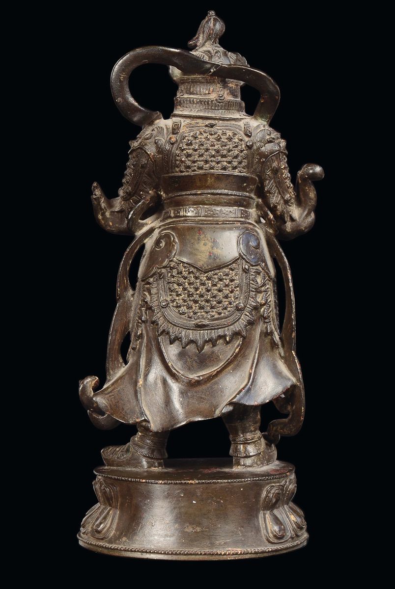 Figura di Guandi in Bronzo in Posizione Eretta Finemente Cesellata, Cina Dinastia Ming, XVII Seco...
