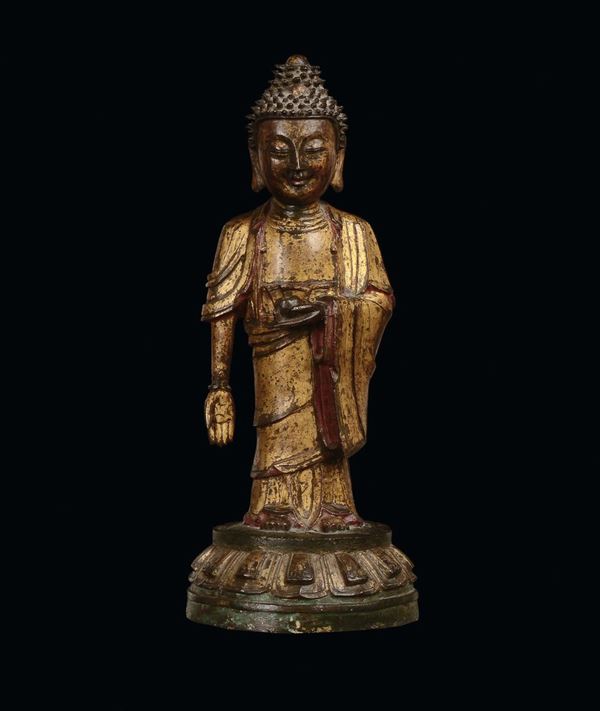 Figura di Buddha eretto in bronzo dorato, Cina Dinastia Ming, XVI secolo