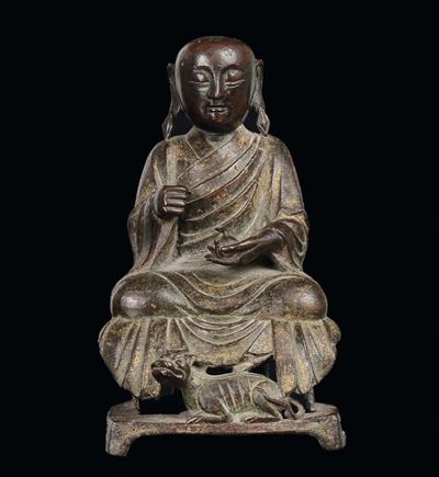 Rara Figura di Lohan con Cane Accovacciato in Bronzo, Cina Dinastia Ming, Periodo Yongle (1403-14...