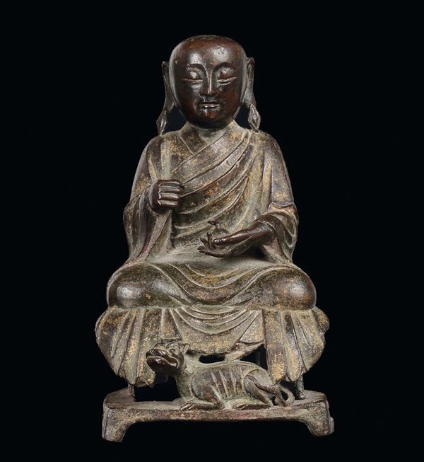 Rara figura di Lohan con cane accovacciato in bronzo, Cina Dinastia Ming, Periodo Yongle (1403-1424)