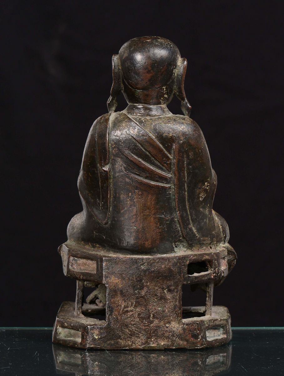 Rara Figura di Lohan con Cane Accovacciato in Bronzo, Cina Dinastia Ming, Periodo Yongle (1403-14...