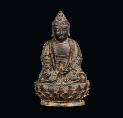 Figura di Buddha con Fiore di Loto in Bronzo con Tracce di Doratura, Cina, Dinastia Ming, XVII Se...