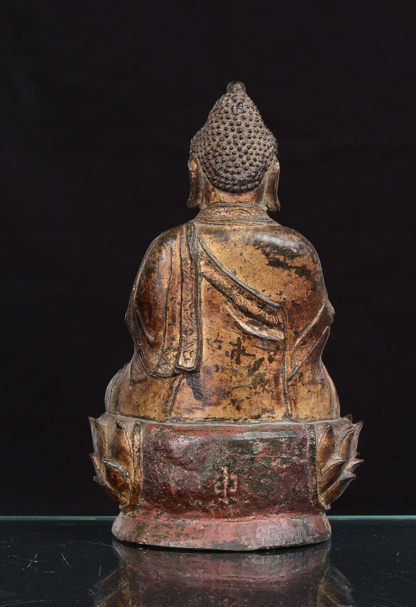 Figura di Buddha con Fiore di Loto in Bronzo con Tracce di Doratura, Cina, Dinastia Ming, XVII Se...