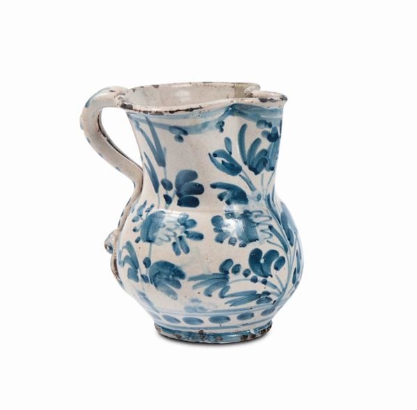 Brocca in maiolica con decoro in stile calligrafico naturalistico, XVIII secolo