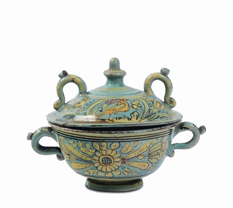 Tazza da puerpera con coperchio in maiolica, XVIII secolo  - Auction Furnishings and Works of Art from Important Private Collections - Cambi Casa d'Aste